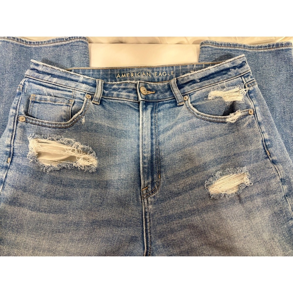 American Eagle womens Mom Straight Jeans Light Wash Distressed Size 14